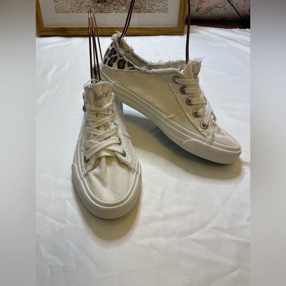 Blowfish Shoes - Blowfish size 7 white/leopard print shoes